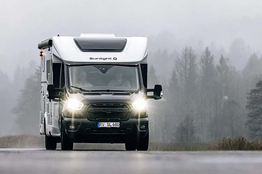 SUNLIGHT Teilintegrierte Ford Adventure Edition